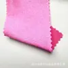 Tejido de satén elástico, grueso y brillante con una caída suave, que presenta un efecto reluciente de seda artificial, adecuado para disfraces de baile y ropa formal.