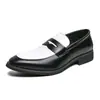 Comércio Exterior Tamanho Grande Primavera 2026 Sapatos de Couro Color-Blocking Preto e Branco Tamanho Grande Mocassins Slip-On Negócios Transfronteiriços Casuais Sapatos Masculinos