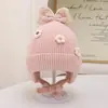Nuevo gorro de invierno lindo y dulce para proteger las orejas de bebés niñas, forrado de felpa y cálido, gorro de punto pullover para exteriores infantiles, adorable