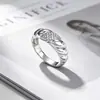 Anillo Geométrico Pesado Versátil de Moda Exquisito Yanbai Hilo Retorcido Oro Plata Envuelto Anillo de Dedo de Lujo Ligero para el Viaje Diseño tk