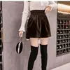 Shorts de terciopelo negro para mujer, nuevo estilo otoño e invierno 2026, de cintura alta, línea A, pierna ancha, shorts tipo bootcut para usar con botas