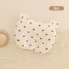 Almohada Moldeadora Anti-Cabeza Excéntrica para Bebé Almohada Correctora Venta al por Mayor Almohada Pequeña para Recién Nacido Lindo Dibujo Animado Crepé Universal para Todas las Estaciones