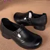 Sapatos casuais retro femininos de couro macio com sola macia, antiderrapantes, novos sapatos femininos de couro para primavera e outono, sapatos confortáveis com sola macia para mães