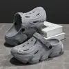 Zapatos de Agujeros con Suela Gruesa para Hombre 2026 Nuevo Verano Exterior Antideslizantes Resistentes al Olor que Aumentan la Altura Sandalias de Playa EVA Cerradas
