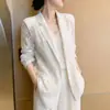 Elegante top de encaje con diseño calado, combinado con un blazer casual y elegante, una nueva colección de otoño para mujer
