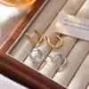 Hebilla de Oreja Geométrica Simple Retro Europea y Americana para Mujer con Sentido de Alta Gama Ins de Nicho Pendientes de Lujo Ligero Estilo Fragancia Pequeña Joyería de Oreja Versátil