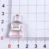 Miniaturas simuladas de botellas pequeñas para juego de alimentos al por mayor, botellas en miniatura de bebidas y vino, accesorios de resina de tienda de conveniencia, parches de dibujos animados surtidos