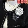 Suqi Delicado 7cm Pequeño Estilo Fragante Pin Flor de Camelia Inclinada Accesorios de Ropa Francesa de Alta Gama Broche para Mujer