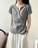 Elegante blusa transparente de manga corta con cuello en V y diseño de cruz para mujer, verano 2026, gris, entallada en la cintura, adelgazante, top estiloso