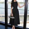Vestido negro sin mangas de cuello redondo que ciñe la cintura con falda amplia, elegante y adecuado para el trabajo, estilo Hepburn francés, pequeño vestido negro de longitud media 8078
