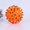 Nuevos juguetes de vinilo de bola grande de púas de dos colores, pelota educativa para bebés para amasar, llamada pelota de juguete, suministro para puestos de juguetes, venta al por mayor