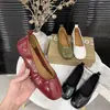 Sapatos baixos de bico redondo com textura de couro de vaca para mulheres, de sola plana, novo estilo de verão, couro macio, sola macia, sapatos de vovó confortáveis, sapatos casuais femininos