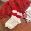 Calcetines rojos de Año Nuevo para mujer otoño e invierno gruesos cálidos de cachemir este año calcetines rojos lindos bola de pelo calcetines de tubo al por mayor
