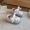 Zapatillas deportivas infantiles estilo coreano 2026 nuevo modelo primavera-verano para bebé, con malla hueca transpirable, zapatillas de dibujos animados lindas para niñas