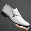 Otoño 2023 nuevo zapatos formales de cuero para hombre zapatos casuales blancos de punta fina estilo británico sin cordones 5755