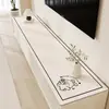 Tapete para TV na cor creme, não lavável, resistente a óleo e à prova d'água, toalha de mesa retangular longa, exalando um luxo leve e estética de alta qualidade, adequado para uso como tapete de balcão na entrada ou perto do sapateiro