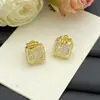 Pendientes de Botón con Letras de Diseñador de Alta Gama Réplica Europeos y Americanos Transfronterizos 2025 para Mujer, Pendientes de Trébol de Cuatro Hojas en Forma de Diamante al por Mayor