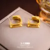 Brincos Geométricos Escovados Dourados de Nicho Luxo Acessível Europeu e Americano Brincos de Coração Simples de Alta Qualidade Moda Feminina Brincos Versáteis