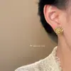 Brincos de Tarraxa Pequenos Florais Simples Margarida Prata Banhada 14K Estilo Francês Vintage Moda Commuter Alta Qualidade Brincos de Fábrica