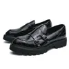 Novos Mocassins de Fivela Dupla de Pino Grande para Homens 2023, Couro Patente Brilhante Salto Grosso, Sola Grossa, Aumento de Altura, Sapatos Casuais de Couro para Cabeleireiro