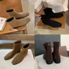 Botas finas de bico quadrado estilo coreano da Mamãe Uva para mulheres, botas curtas versáteis de camurça vintage com salto grosso que aumenta a altura, botas Martin