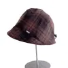 Chapéu Bucket Xadrez com Cordão Fashionável para Mulheres Moda Outono Inverno Versátil Grande na Frente Pequeno Atrás Chapéu Bacia Chapéu de Tecido Quente Proteção contra Frio