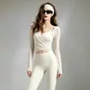 Conjunto de yoga simples e etéreo para mulheres, com um top de malha transparente e calças largas fluidas, um conjunto de duas peças para fitness e yoga