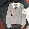 Suéter de punto trenzado para mujer con cuello de lazo estilo universitario, nuevo diseño moderno que rejuvenece con bordado de cachorro, versátil top de manga larga