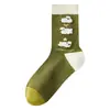 Meias femininas de outono até o meio da panturrilha, construção sem costura, esquema de cores verde matcha, apresentando um design fofo de ovelhinha, em uma meia de algodão estilo preppy, coreano