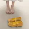 Sapatos femininos estilo francês de camurça com aumento de altura e corte baixo, novo modelo de verão 2026, adequados para combinar com saias, sapatos de salto elegantes e delicados estilo balé