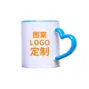 Taza de asa de color con forma de corazón Taza con recubrimiento para transferencia de calor Taza en blanco con asa de color interior cerámico Venta al por mayor