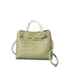 Bolsa Matelassê de Couro Genuíno Tecido Novo 2025 Selecionado Cuidadosamente, Versátil, Fashion, Casual, Ombro Único, Transversal, Bolsa de Mão com Laço para Mulheres