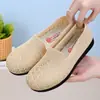 Zapatos de verano de malla transpirable de corte bajo con suelas blandas y ajuste ancho, zapatos casuales para mujer, mocasines slip-on huecos de fly-knit, zapatos de mamá