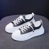 Tênis brancos femininos 2026 primavera e outono novo respirável versátil popular sola grossa tênis pai sapatos brancos