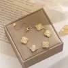 2023 Nova Pulseira de Aço Titânio de Alta Qualidade Trevo de Quatro Folhas Ouro 18K Nicho Atacado Elemento Floral Estilo Ins Corrente Empilhável