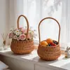 Cesta de flores de mão trançada em imitação de rattan, cesta trançada para armazenamento doméstico, cesta de presente para feriado, cesta para arranjo floral estilo pastoral