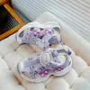 Sandalias Deportivas de Playa para Niñas 2025 Verano Nuevo Estilo Niños Medianos y Grandes Malla Botón Giratorio Sandalias de Punta para Niña