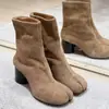 Versión de cuero de botas Martin de moda nicho con punta dividida para mujer, botines de tacón grueso, botas de moda de tacón alto adelgazantes y elegantes, botas de mujer pezuña de cerdo