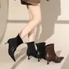 Botas Curtas de Bico Fino com Salto Agulha e Fivela para Mulheres, Nova Coleção Outono 2026 Estilo Europeu e Americano Botas Finas de Salto Alto da Moda