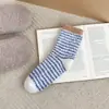 Nuevos Calcetines de Coral con Rayas de Media Pantorrilla Otoño/Invierno Engrosados Calientes para el Piso Ropa Sencilla para el Hogar Calcetines para Dormir de Mujer Cruzados