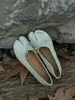 Sapatos femininos vintage de couro macio com bico dividido tipo pé de porco, sapatilhas de laço rasas, sapatos baixos slip-on para mulheres