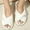 Pantuflas de felpa para mujer con tiras cruzadas, silenciosas y antideslizantes, con suela suave, diseño a rayas beige, adecuadas para el dormitorio, material de algodón, en stock