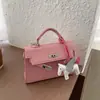 Nova Bolsa Kelly Estilo Coreano para Mulheres Primavera 2026, Bolsa Transversal com Design de Nicho, Bolsa de Mão Fashion e de Luxo com Fivela de Fechamento