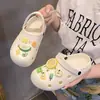 2026 Novos Sapatos com Furos Femininos Sandálias de Verão com Bico Fechado Meio Chinelos Femininos para Exterior Solado Macio Praia Desenho Animado Celebridade da Internet