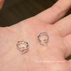 Pendientes elegantes con hebilla de mariposa de estilo coreano sencillo para mujer, estilo frío, diseño moderno y elegante para estudiantes.