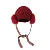 Chapéu de Lã Colorido de Pelúcia Tricotado Estilo Coreano com Tiras para Mulheres, Chapéu de Lã Vermelho de Inverno Novo Ano Espessado Quente Protetor de Orelha