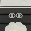 Fotos Autênticas de Brincos Duplo C Modelo Novo com Logo e Meio Diamantes, Versão de Alta Qualidade para Mulheres, Brincos Duplo C Transfronteiriços no Atacado