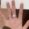 Anillo abierto de banda retorcida con diamantes completos, un anillo ligero y versátil para mujer, con un diseño sencillo y piedras de moissanita simulada, adecuado para compromisos y propuestas