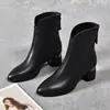 Botas de Cano Curto de Couro Macio Femininas 2026 Chegada Nova Outono Inverno Bico Fino Salto Bloco Botas Martin Plus Veludo Quente Elegante Salto Alto Botas Nude