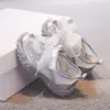 Zapatillas de entrenamiento alemanas de encaje y perlas para niñas, malla transpirable, nuevas sandalias primavera/verano 2026, zapatillas blancas, zapatos deportivos Cortez